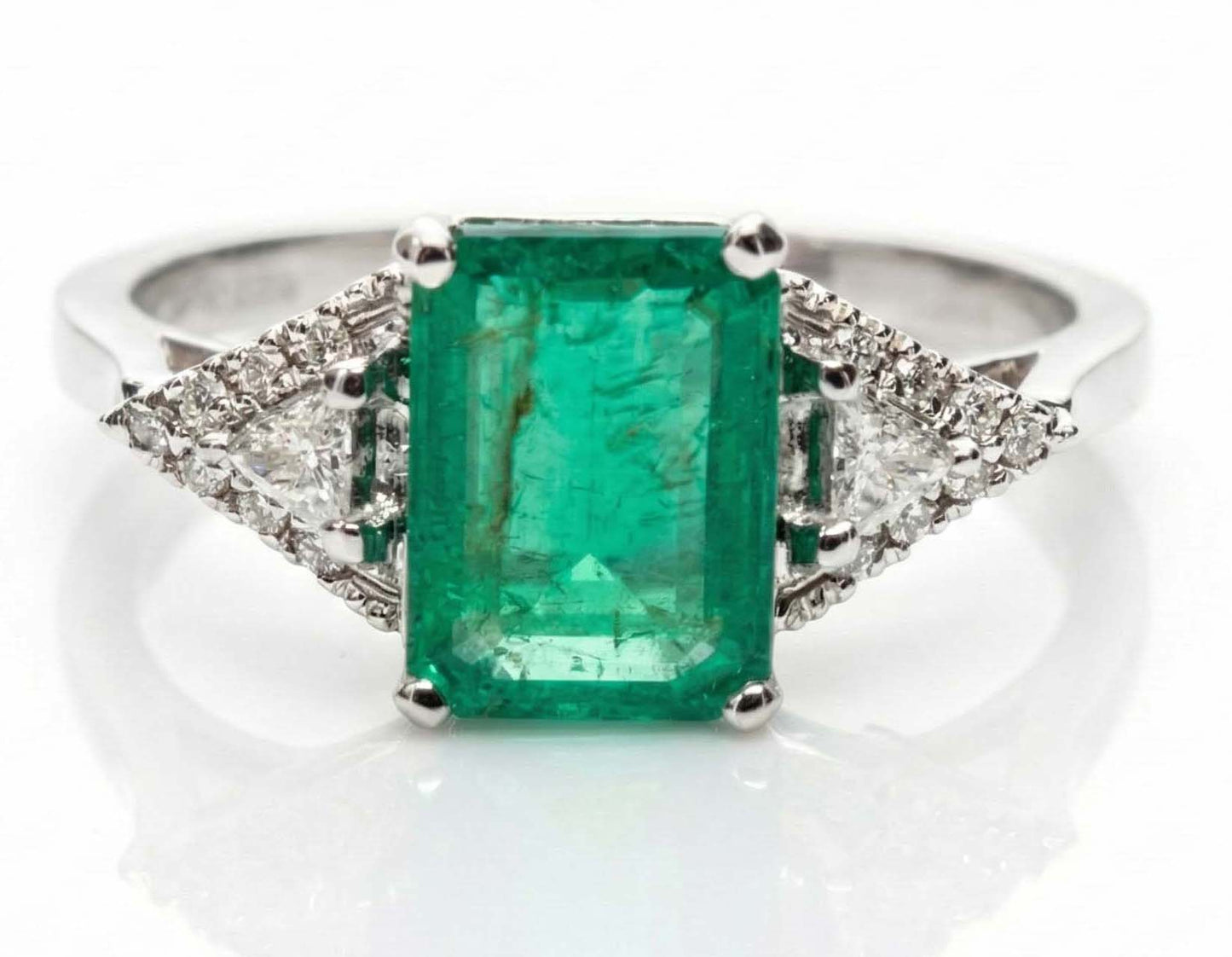 18ct White Gold Emerald & Diamond Ring – Striking Art Deco-Inspired Design
