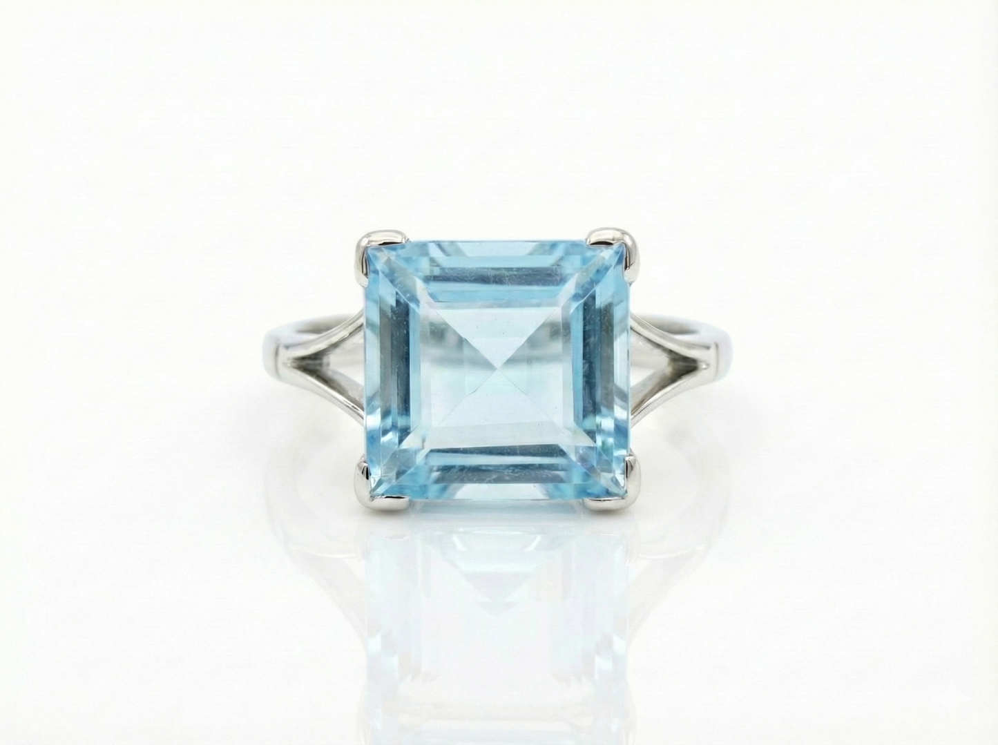 18ct White Gold Vintage Aquamarine Ring