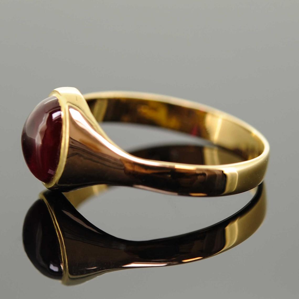 18ct Yellow Gold Synthetic Ruby Signet Ring