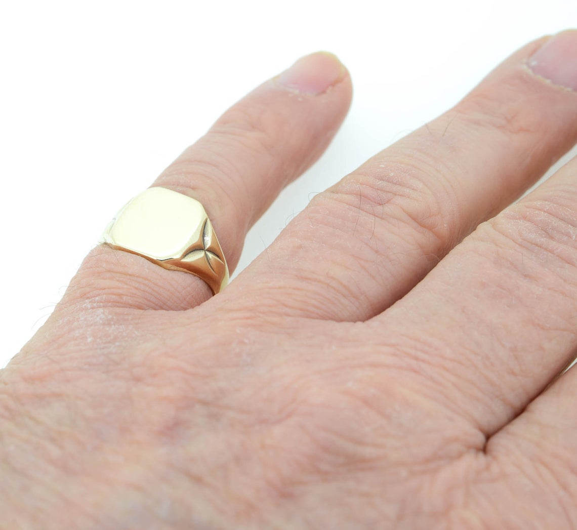 Vintage Gents 9ct Gold Heavy Signet Ring