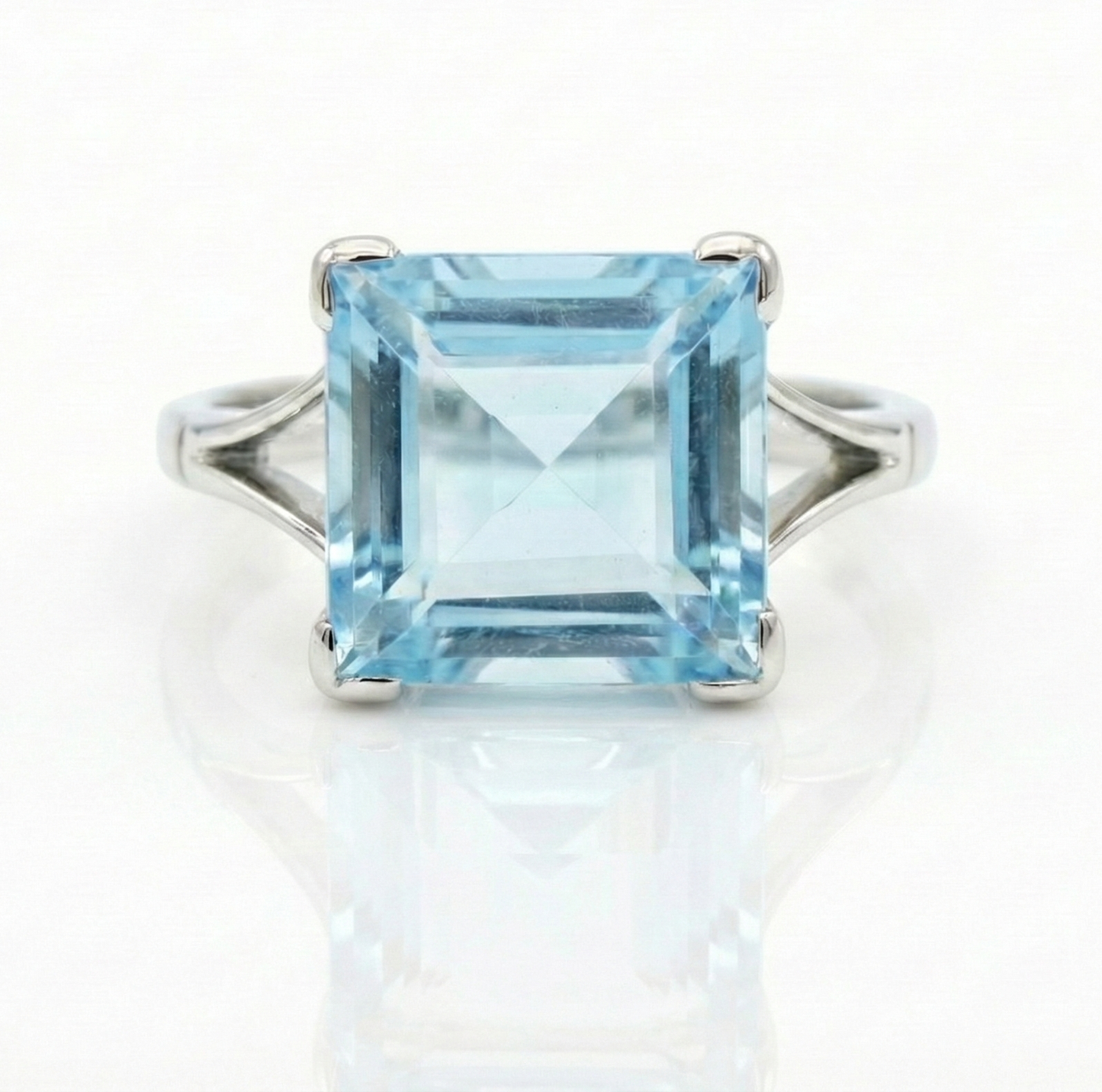 18ct White Gold Vintage Aquamarine Ring