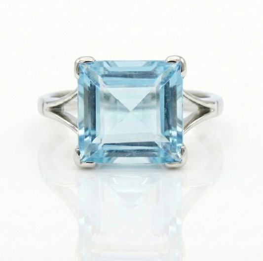 18ct White Gold Vintage Aquamarine Ring