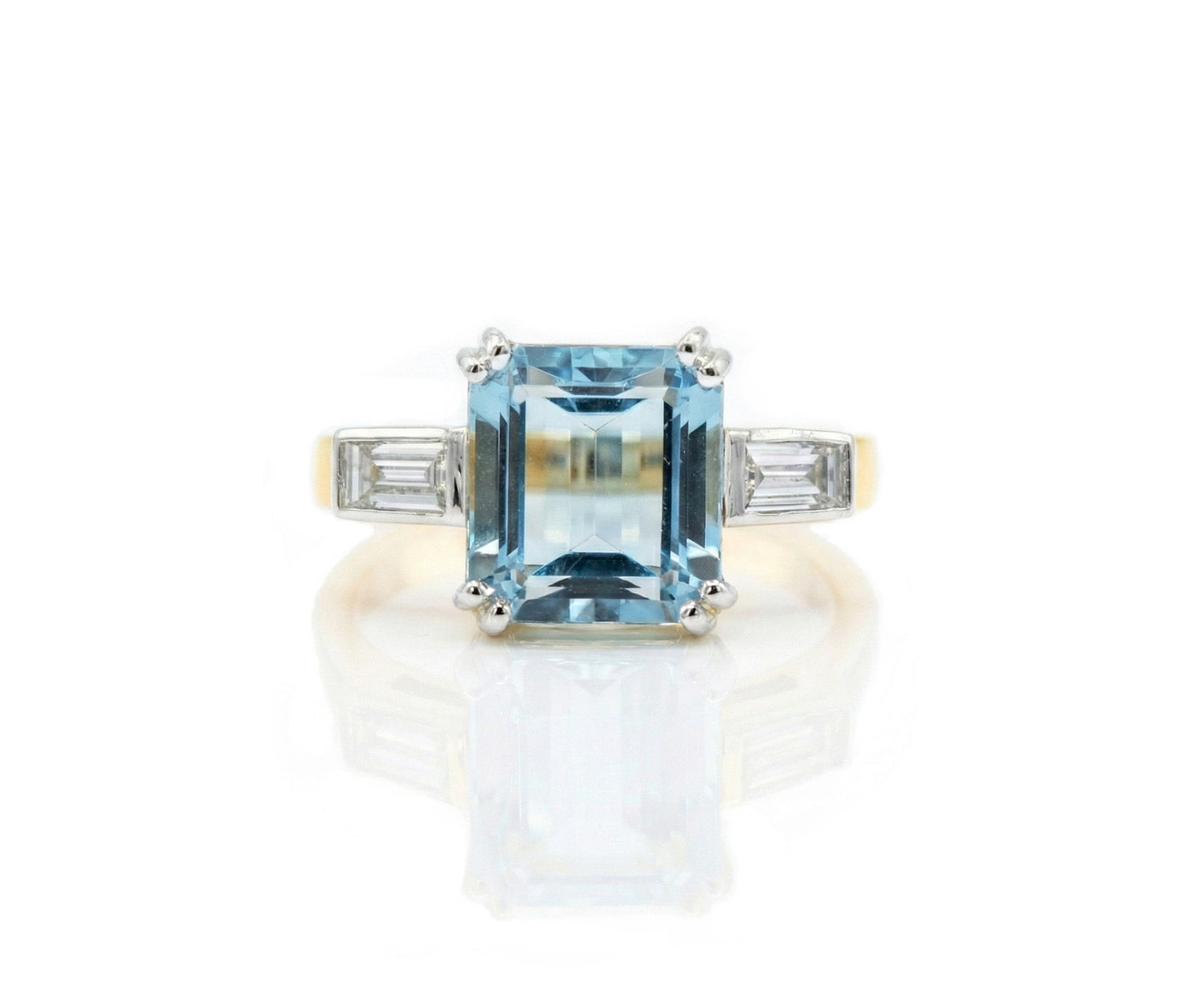 Fabulous Aquamarine and diamond ring with baguette diamonds
